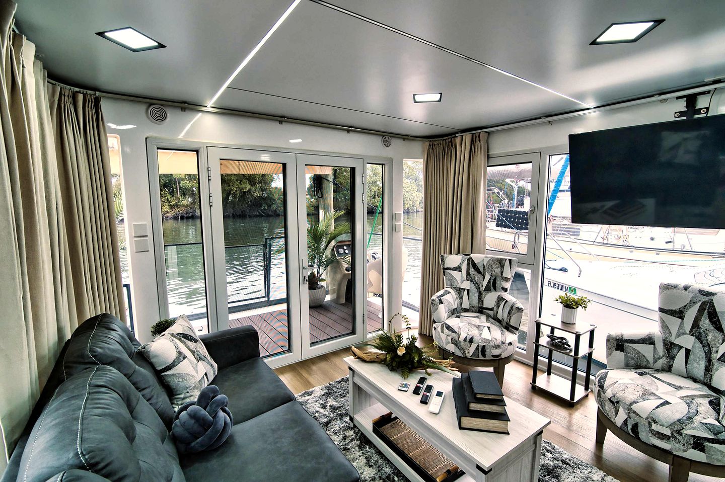 Luxurious Houseboat with Deck Ideal for a Unique Romantic Experience in Florida