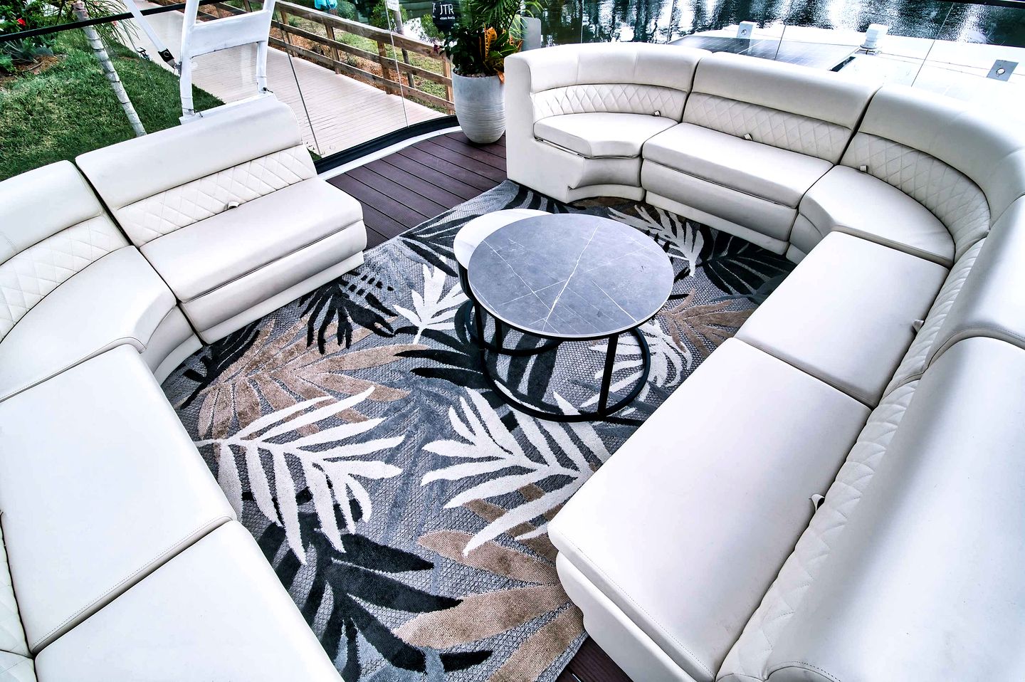 Luxurious Houseboat with Deck Ideal for a Unique Romantic Experience in Florida