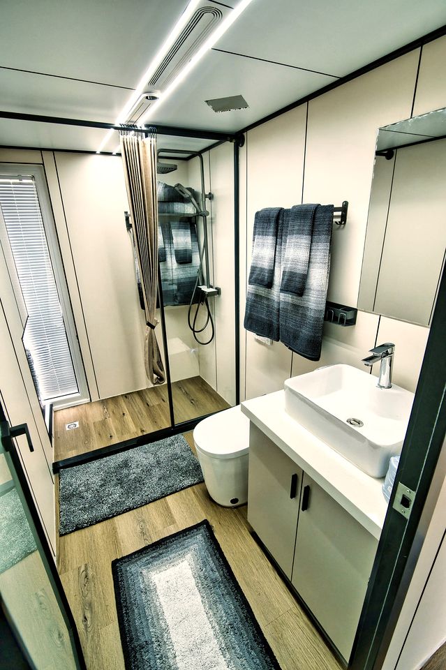 Luxurious Houseboat with Deck Ideal for a Unique Romantic Experience in Florida