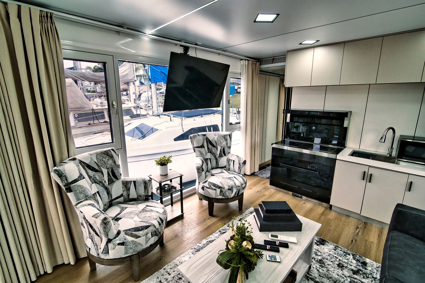 Luxurious Houseboat with Deck Ideal for a Unique Romantic Experience in Florida