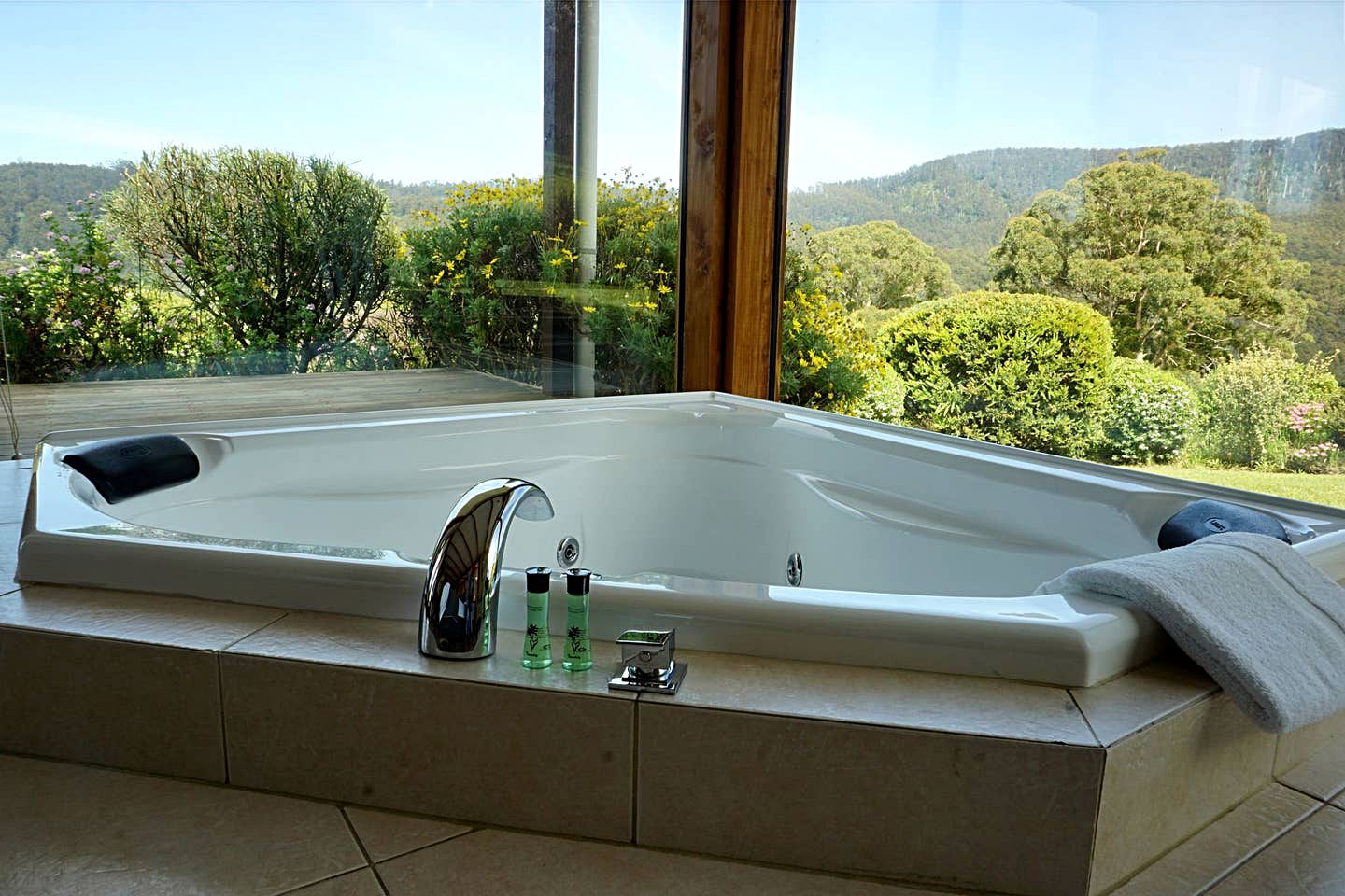 Luxury Huon Valley Accommodation with Sweeping Views for a Romantic Getaway in Tasmania