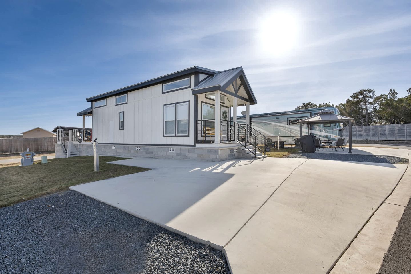 Bright Tiny Home Escape with Resort Amenities Near Fredericksburg, TX