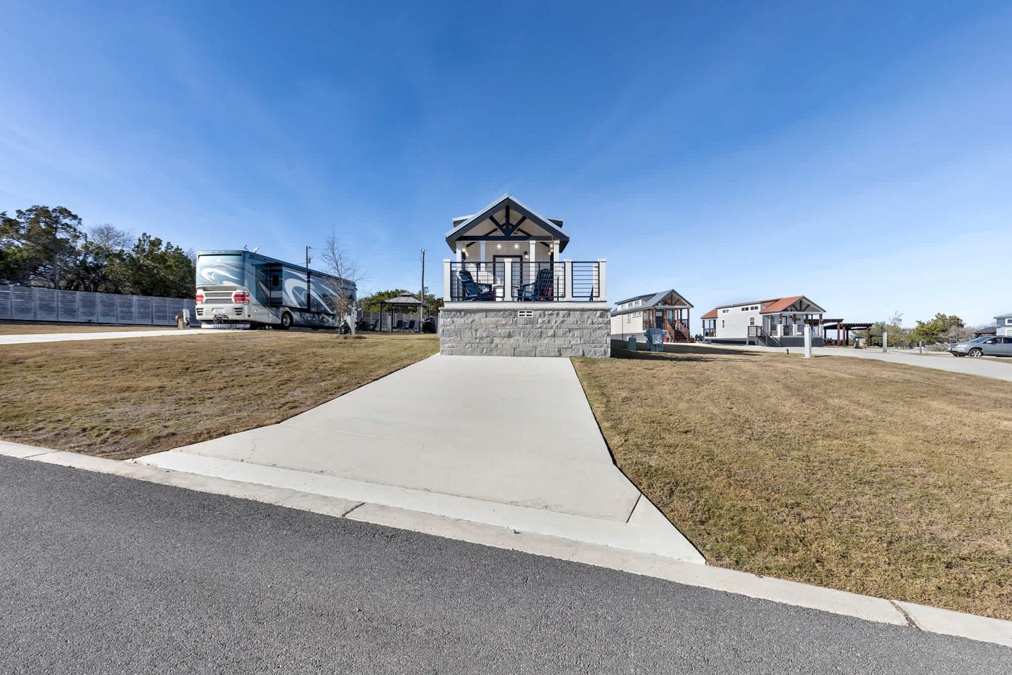 Bright Tiny Home Escape with Resort Amenities Near Fredericksburg, TX