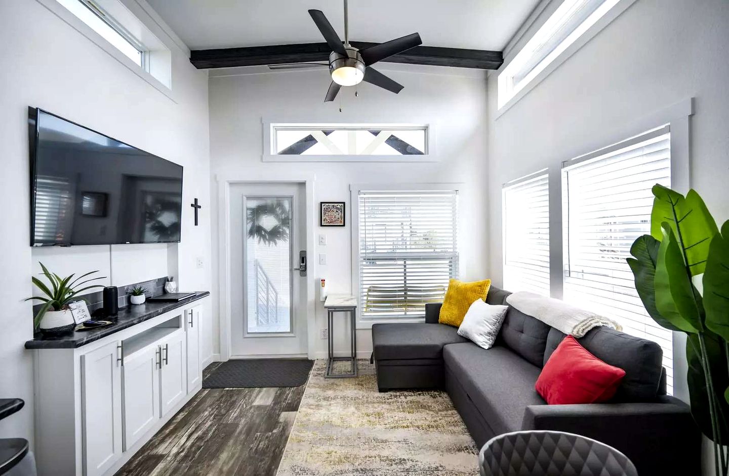 Bright Tiny Home Escape with Resort Amenities Near Fredericksburg, TX