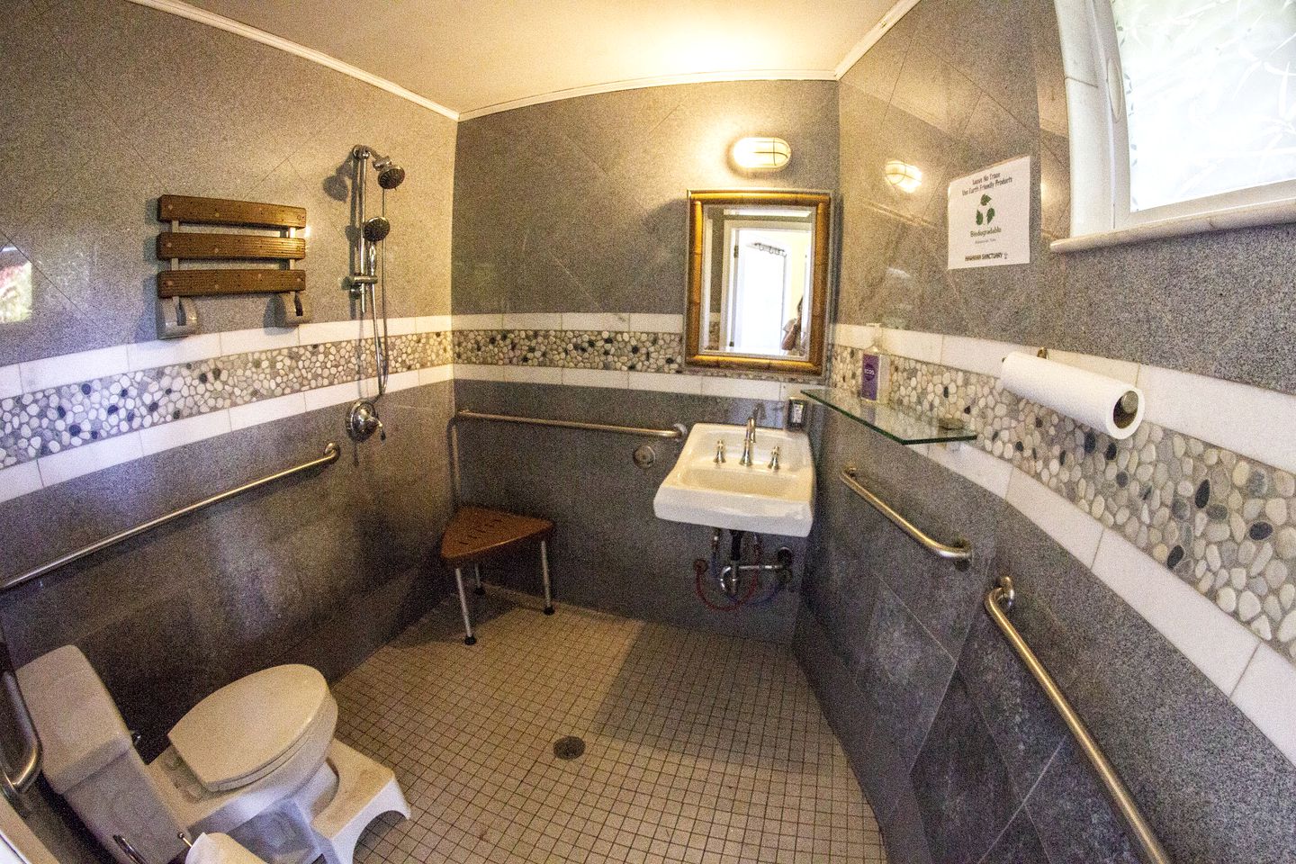 Upscale Lodge Suites on Sustainable Farm and Wellness Retreat near Pahoa, Hawaii