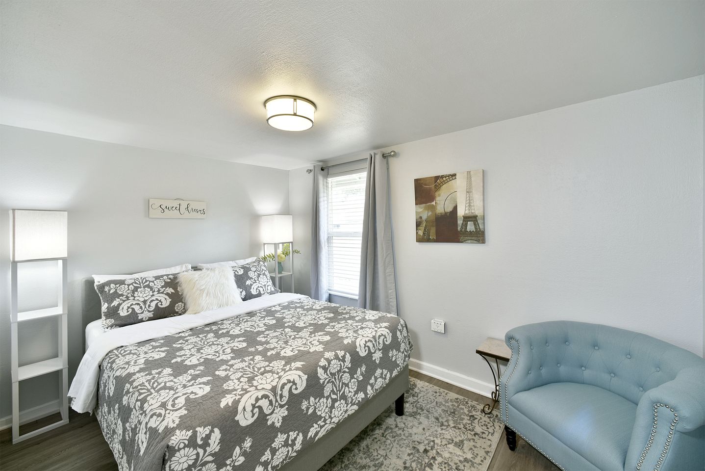 Cozy Farmhouse Cottage with Covered Deck & Scenic Views in Mount Shasta, California