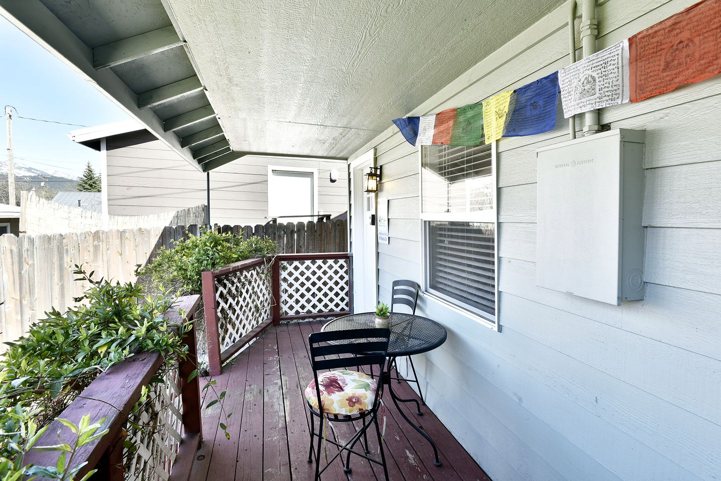 Cozy Farmhouse Cottage with Covered Deck & Scenic Views in Mount Shasta, California