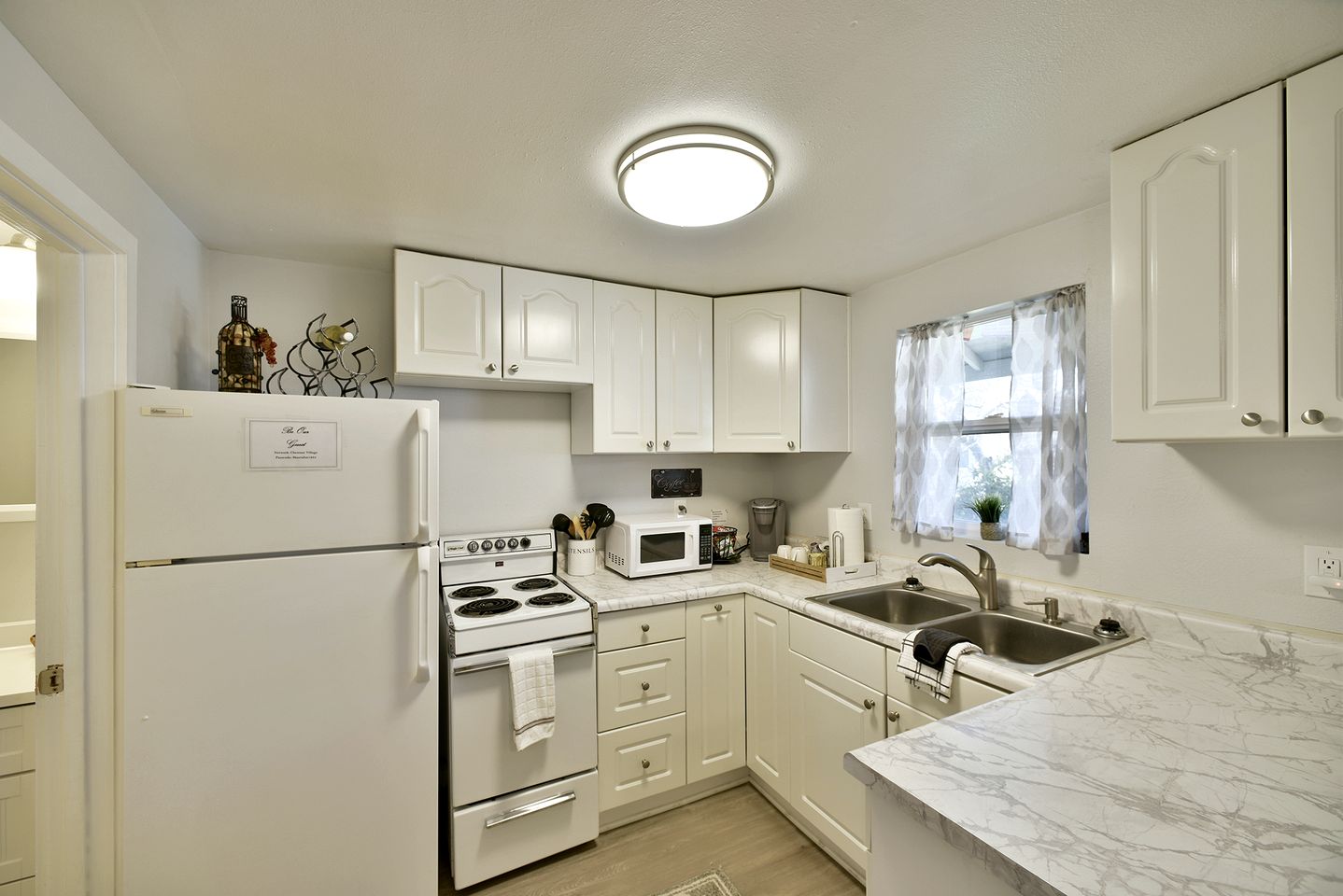 Cozy Farmhouse Cottage with Covered Deck & Scenic Views in Mount Shasta, California