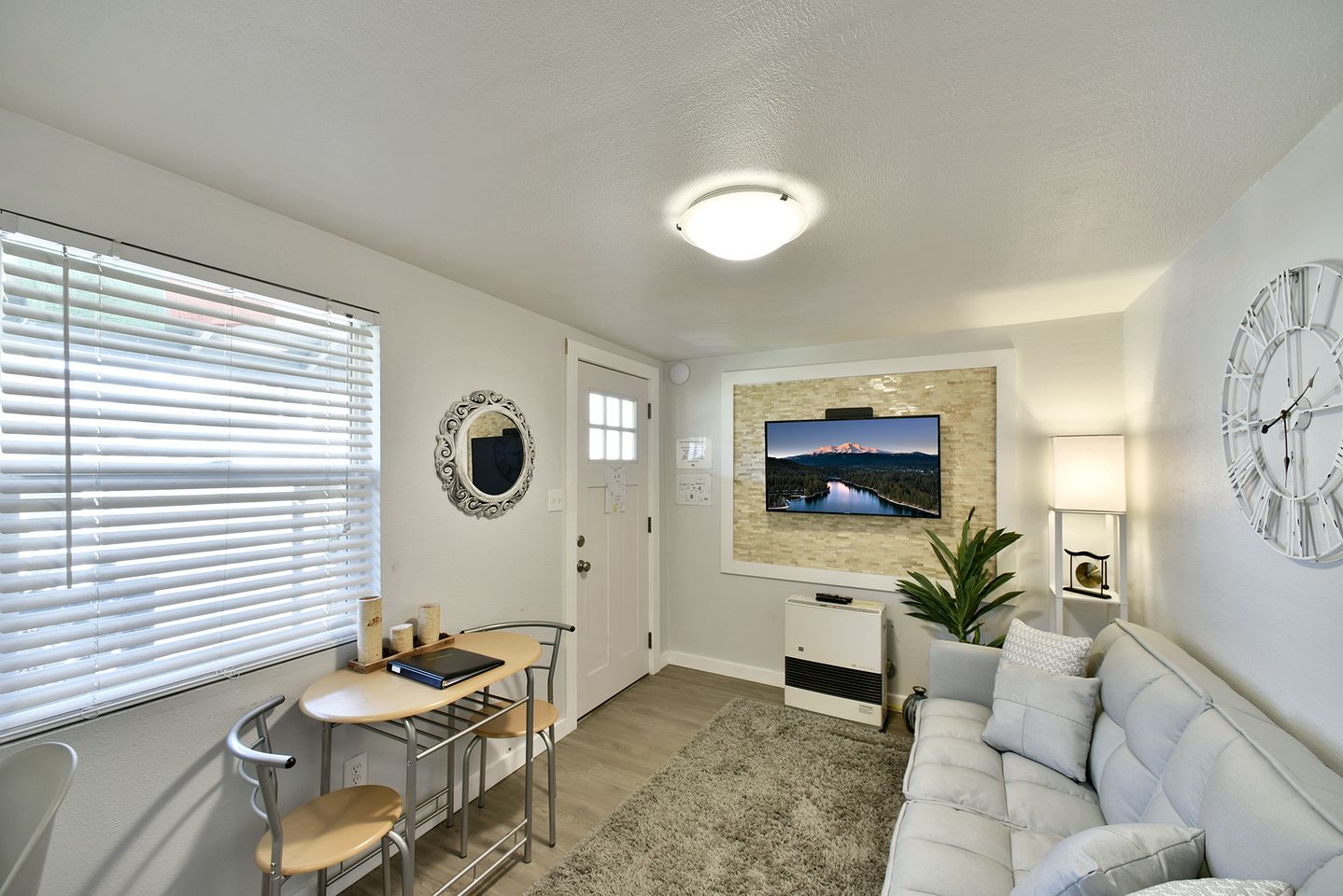 Cozy Farmhouse Cottage with Covered Deck & Scenic Views in Mount Shasta, California