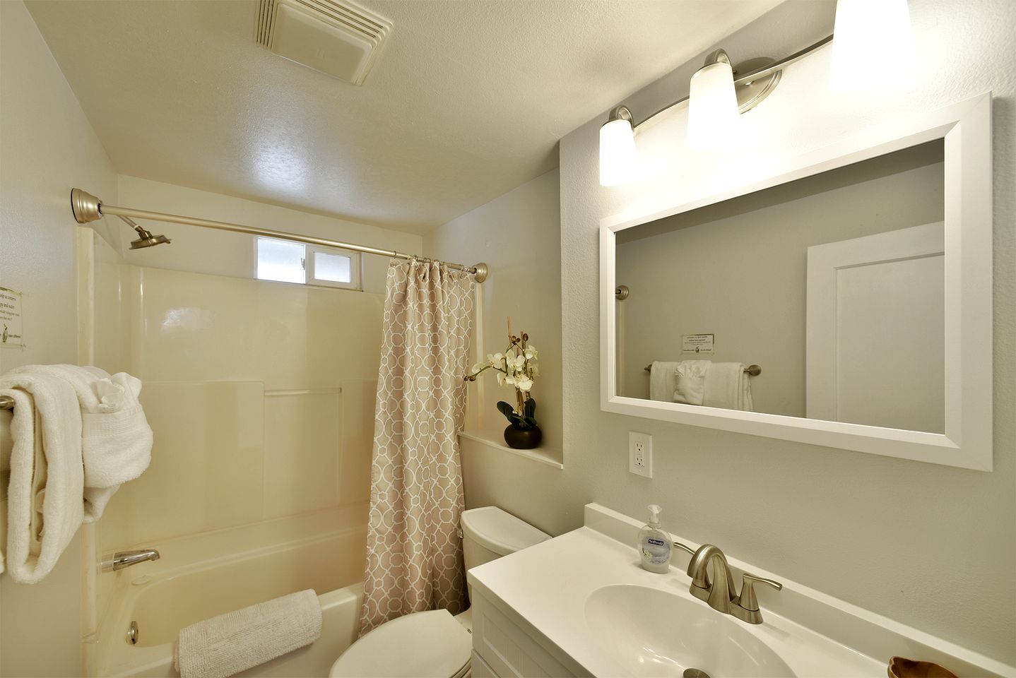 Cozy Farmhouse Cottage with Covered Deck & Scenic Views in Mount Shasta, California