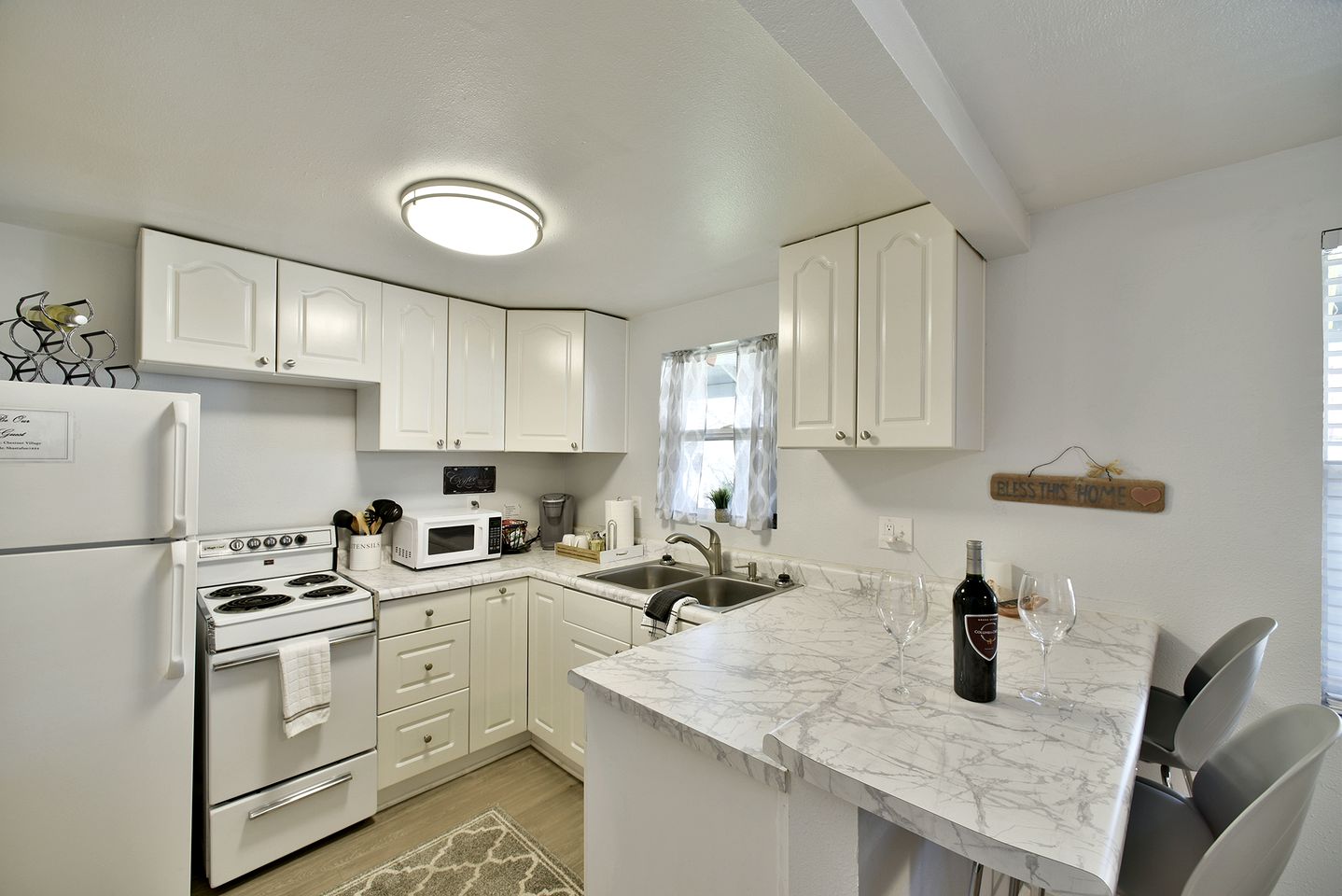 Cozy Farmhouse Cottage with Covered Deck & Scenic Views in Mount Shasta, California