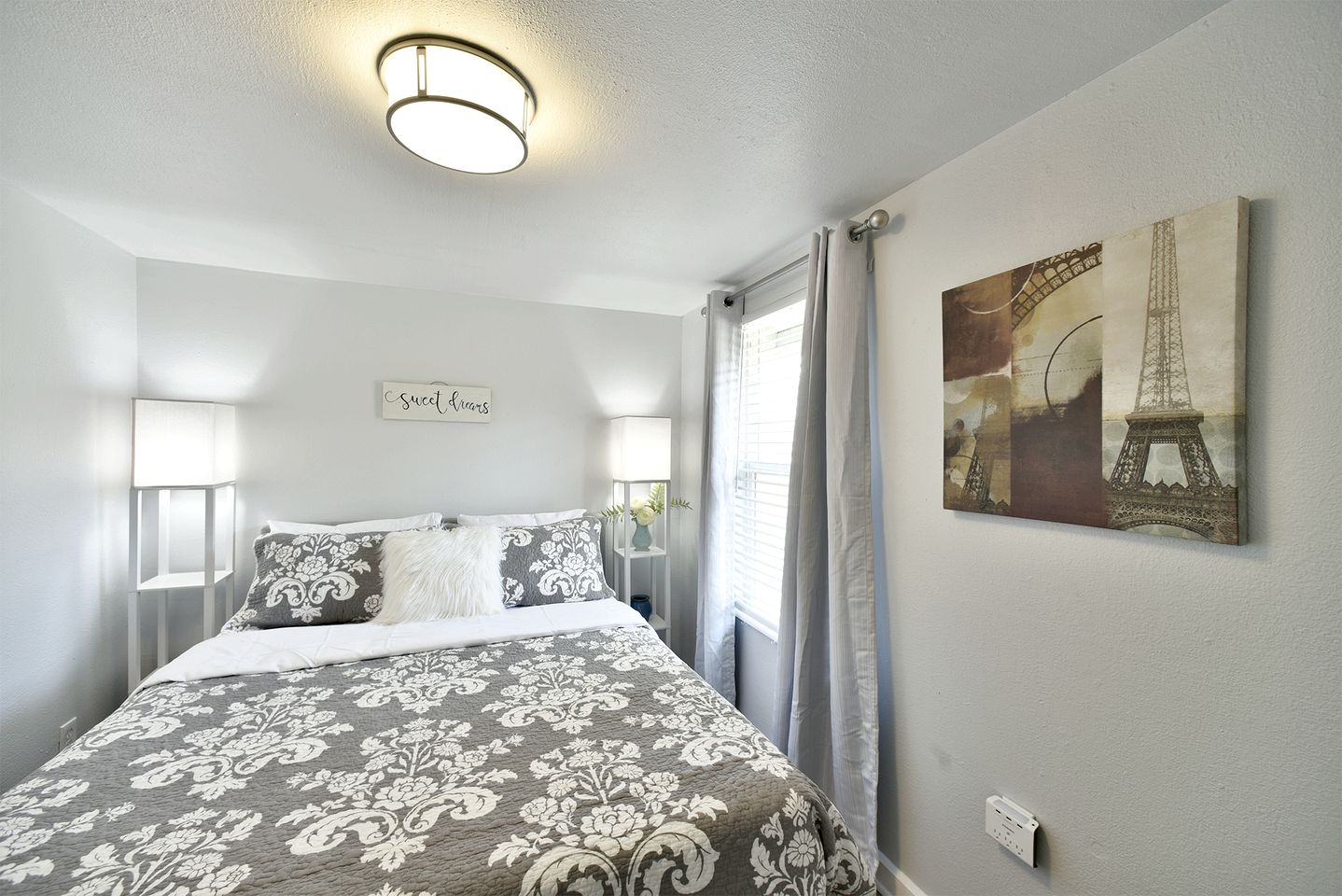 Cozy Farmhouse Cottage with Covered Deck & Scenic Views in Mount Shasta, California