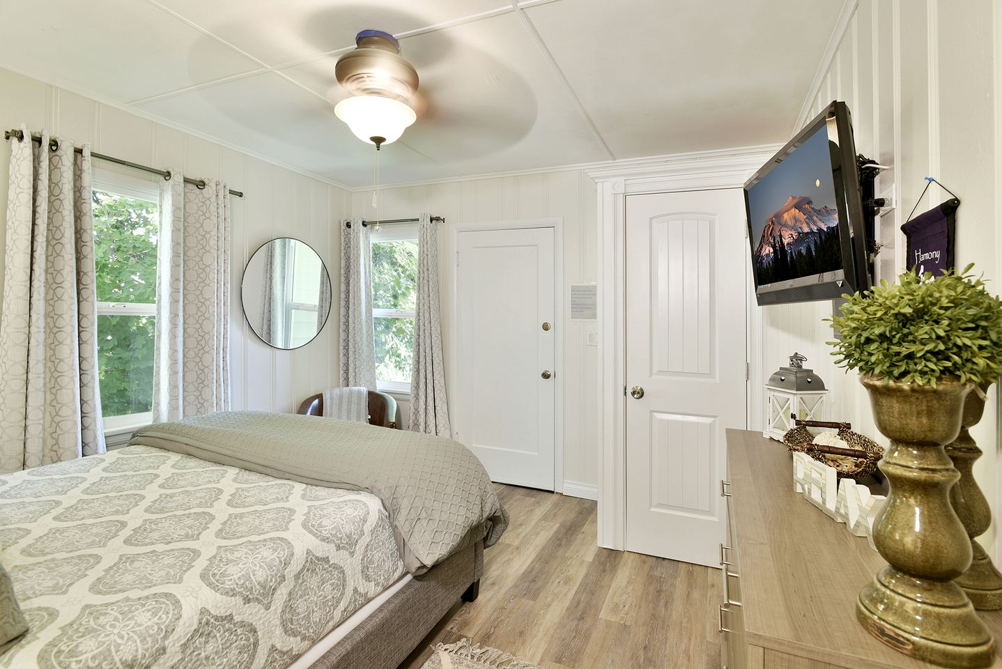 Scenic Cottage Escape with Private Deck and Hot Tub in Mount Shasta, California