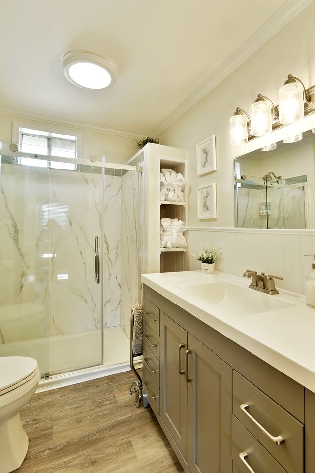 Scenic Cottage Escape with Private Deck and Hot Tub in Mount Shasta, California