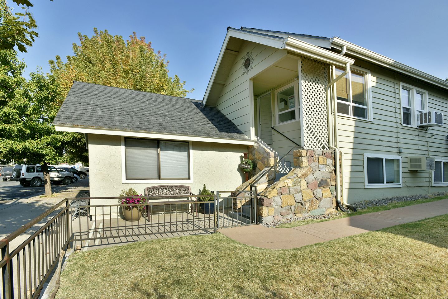 Scenic Cottage Escape with Private Deck and Hot Tub in Mount Shasta, California