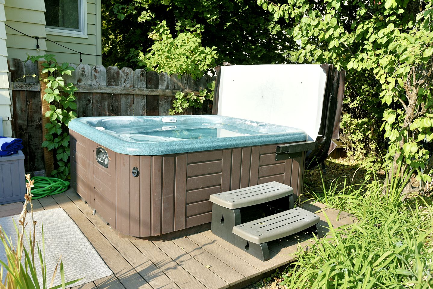 Scenic Cottage Escape with Private Deck and Hot Tub in Mount Shasta, California