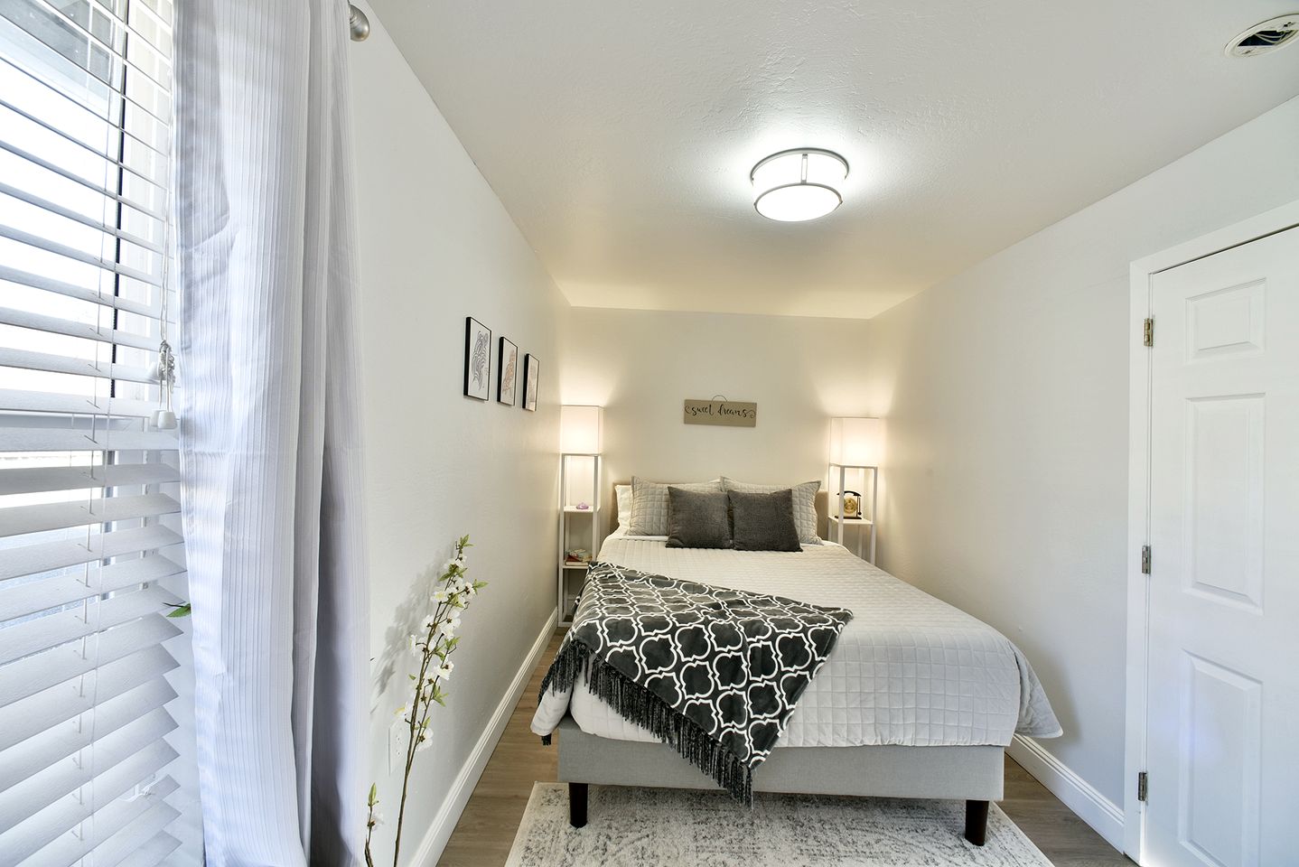 Charming Cottage Retreat with Deck and Luxury Touches in Mount Shasta, California