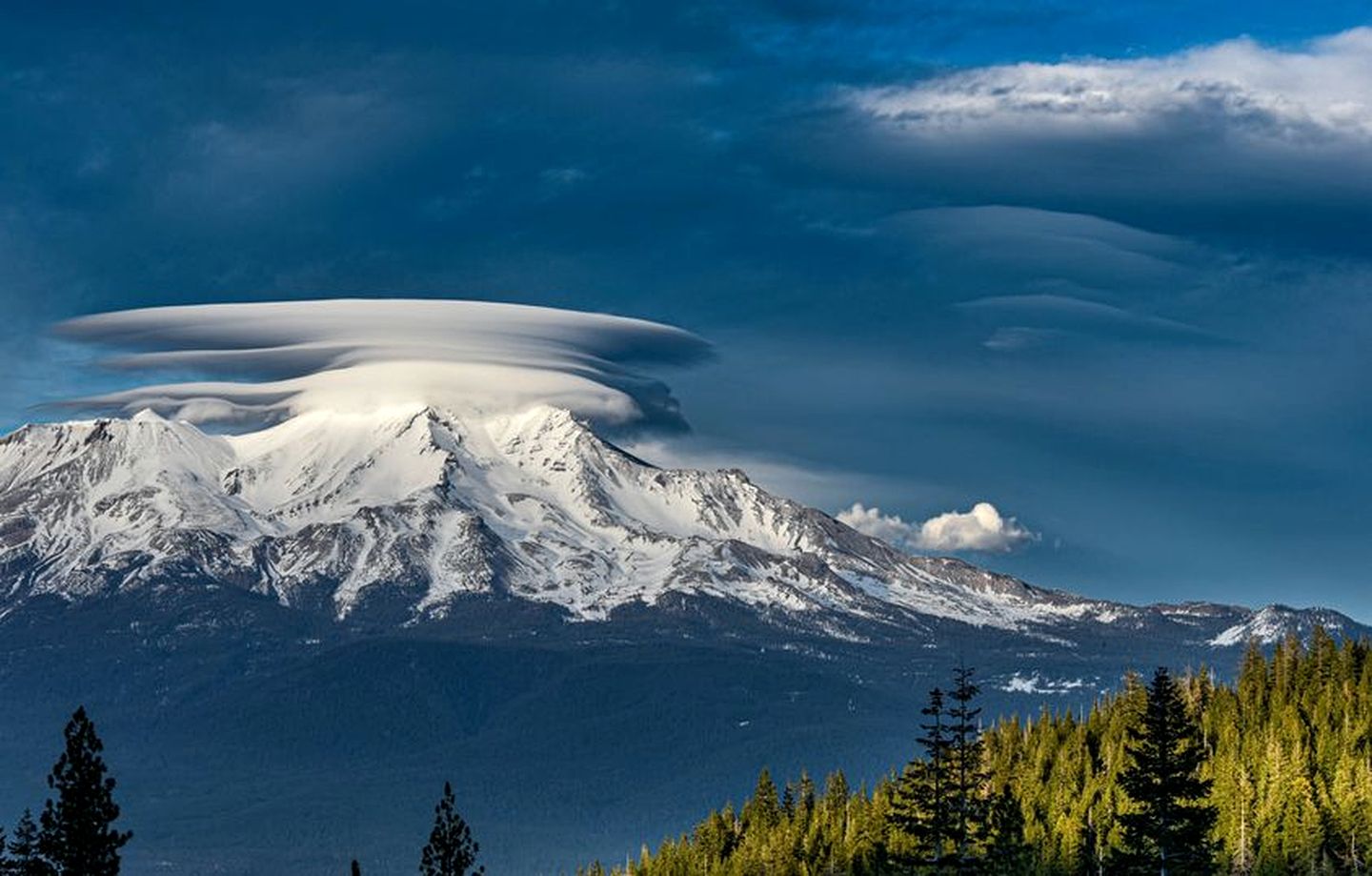 Charming Cottage Retreat with Deck and Luxury Touches in Mount Shasta, California