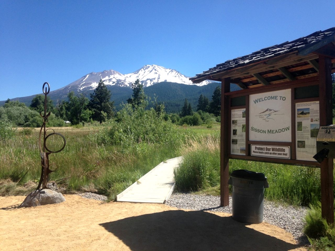 Charming Cottage Retreat with Deck and Luxury Touches in Mount Shasta, California