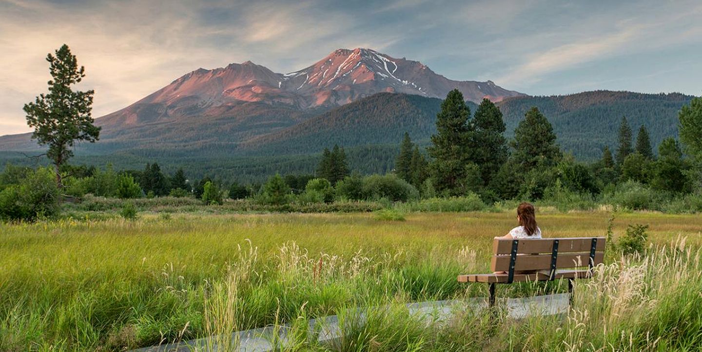 Charming Cottage Retreat with Deck and Luxury Touches in Mount Shasta, California