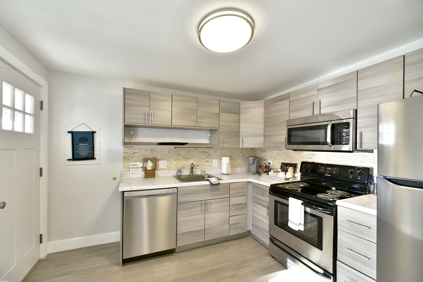 Charming Cottage Retreat with Deck and Luxury Touches in Mount Shasta, California