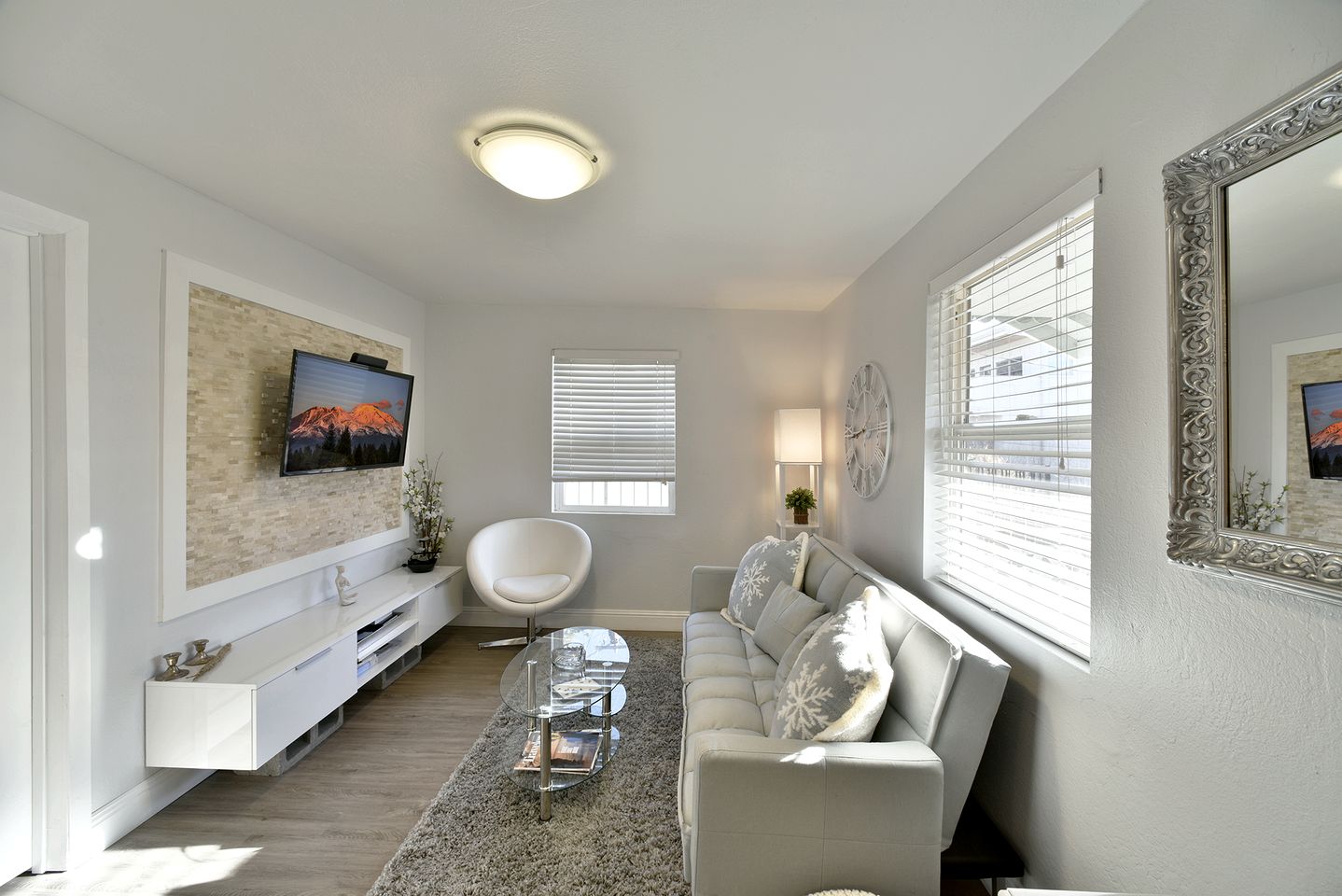 Charming Cottage Retreat with Deck and Luxury Touches in Mount Shasta, California