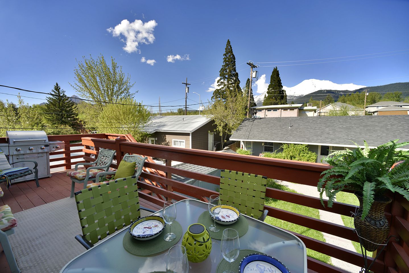 Peaceful Retreat with Stunning Views & Private Deck in Mount Shasta, California