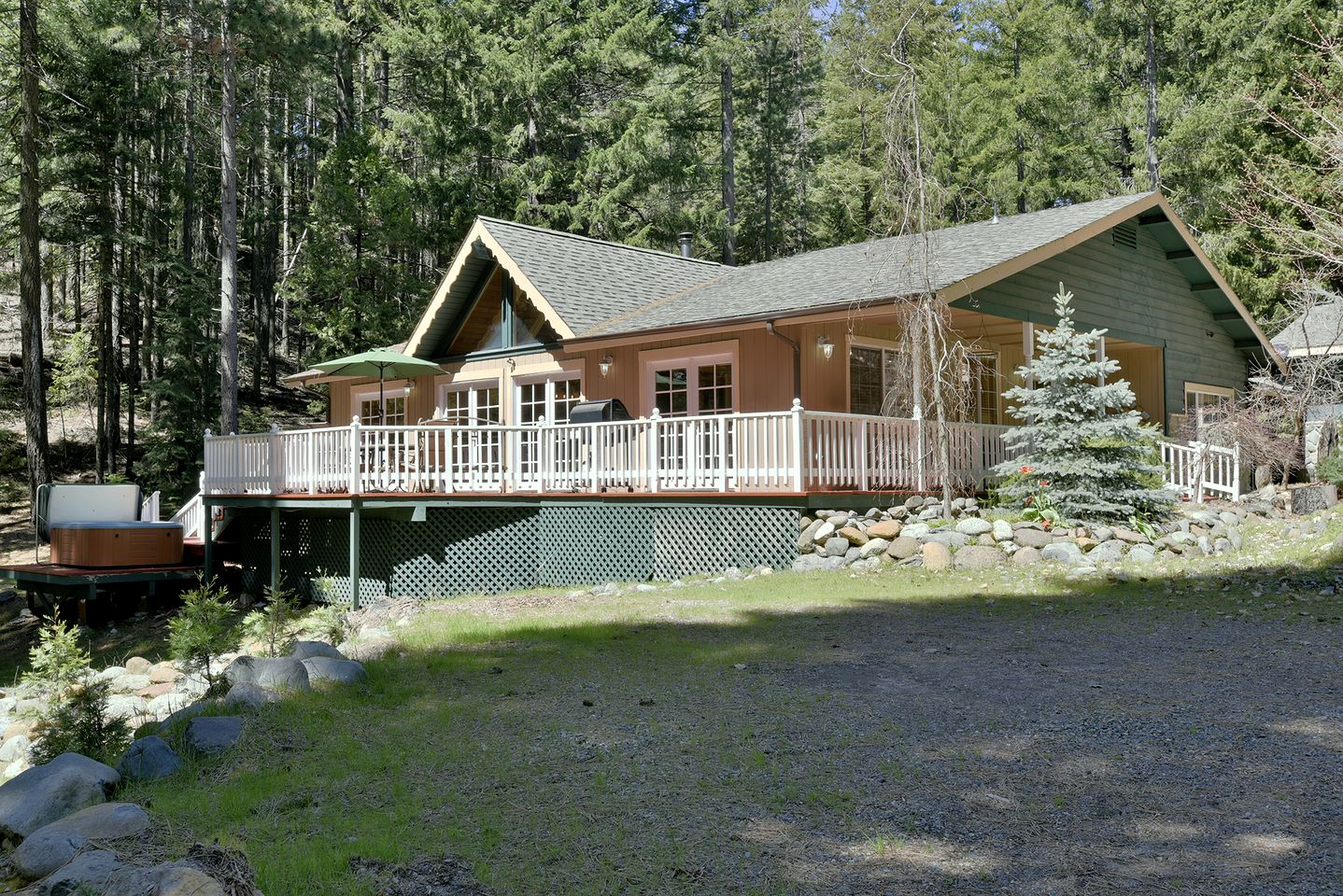 Wonderful Cabin with Hot-tub and Barbecue in Black Butte Ranch, California