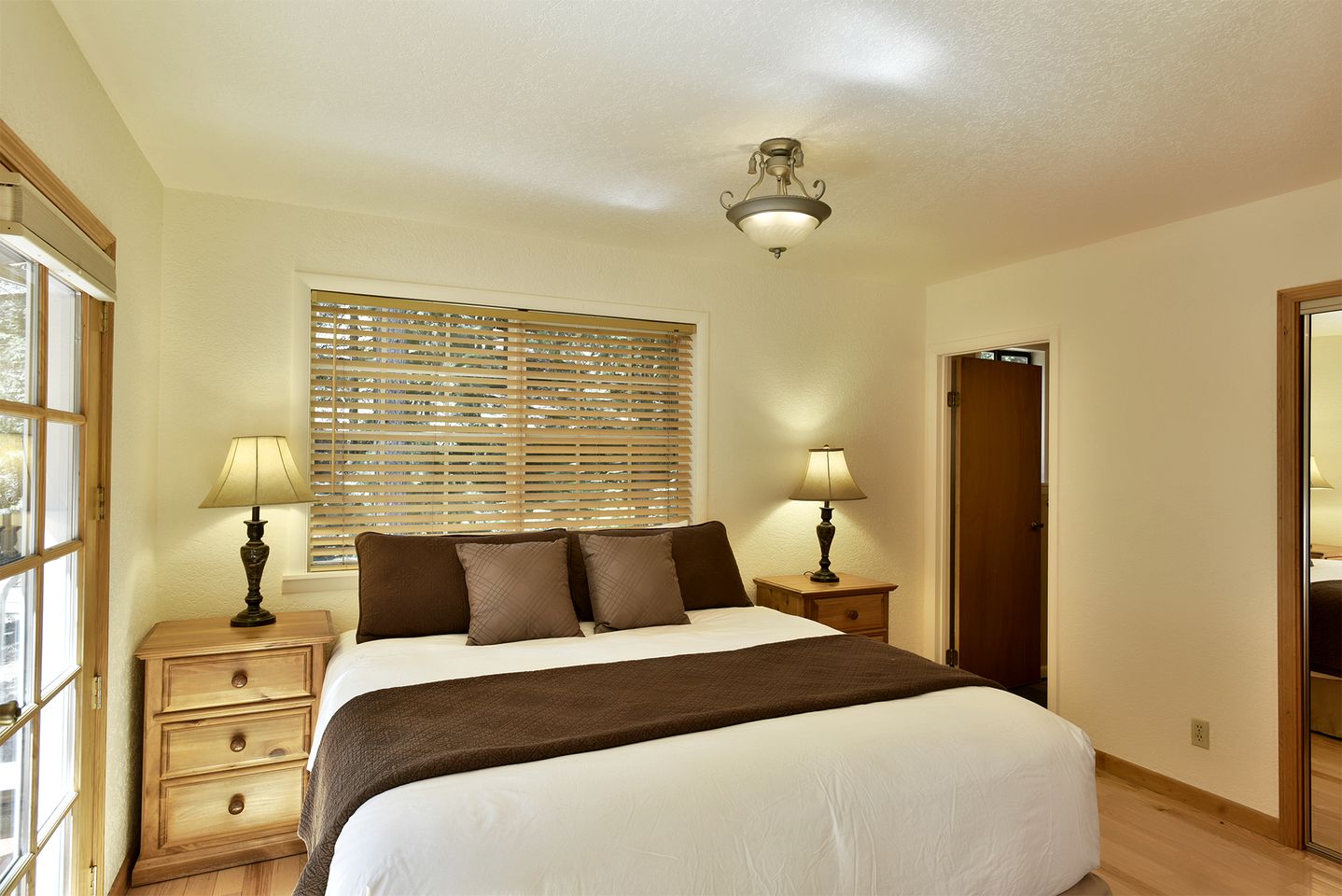 Wonderful Cabin with Hot-tub and Barbecue in Black Butte Ranch, California