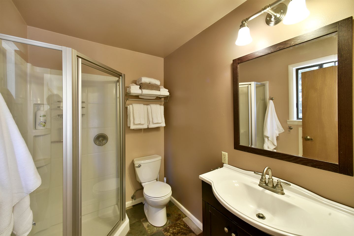 Wonderful Cabin with Hot-tub and Barbecue in Black Butte Ranch, California