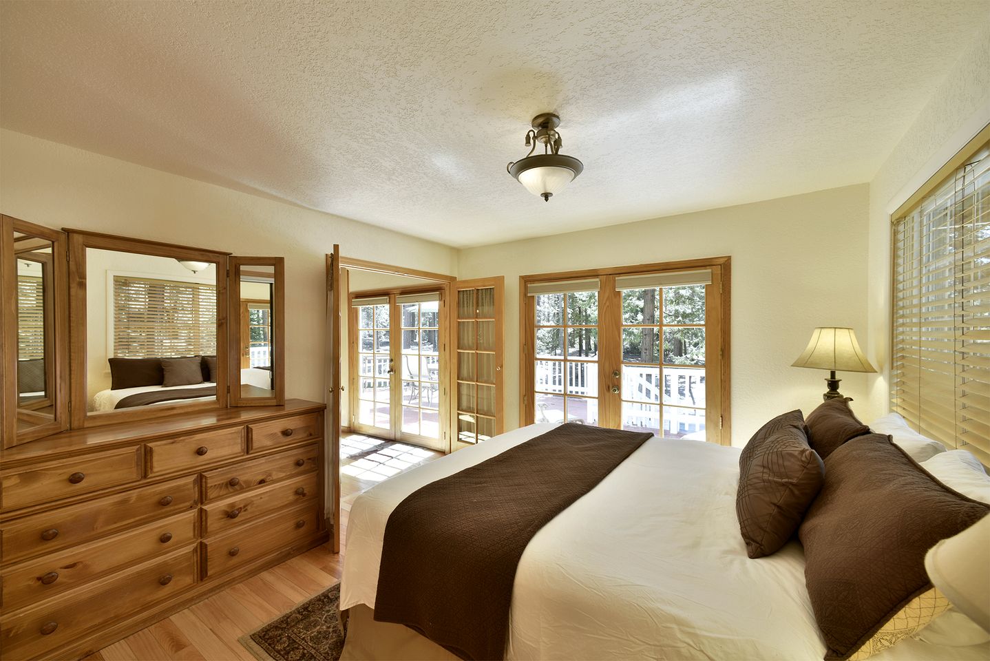 Wonderful Cabin with Hot-tub and Barbecue in Black Butte Ranch, California