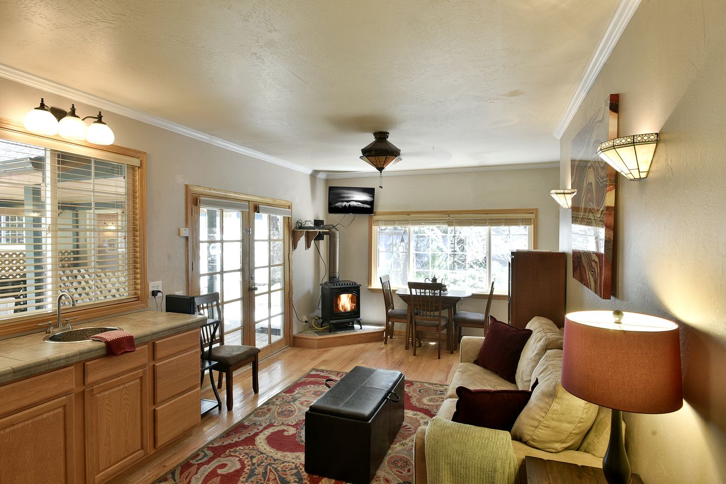 Wonderful Cabin with Hot-tub and Barbecue in Black Butte Ranch, California