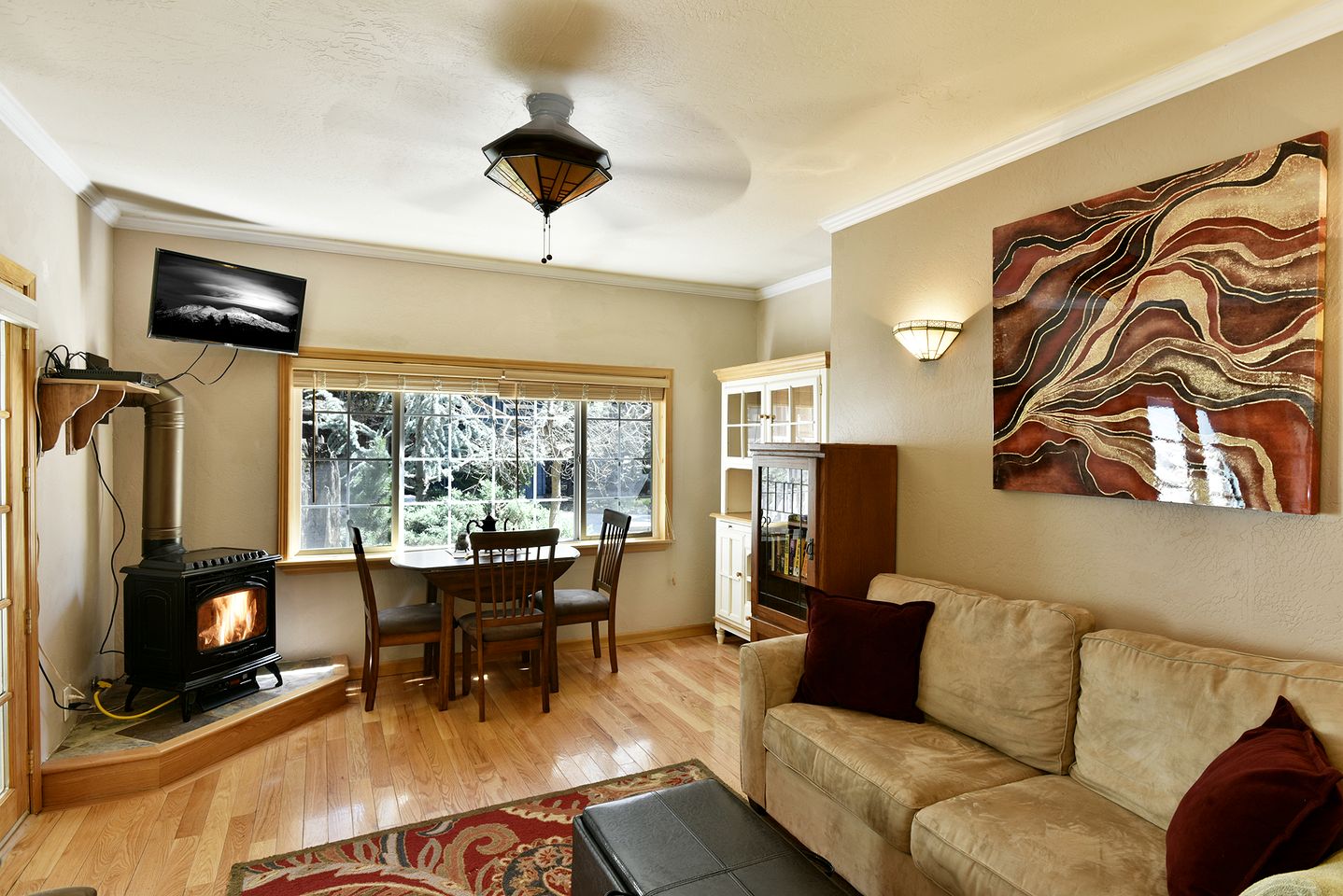 Wonderful Cabin with Hot-tub and Barbecue in Black Butte Ranch, California