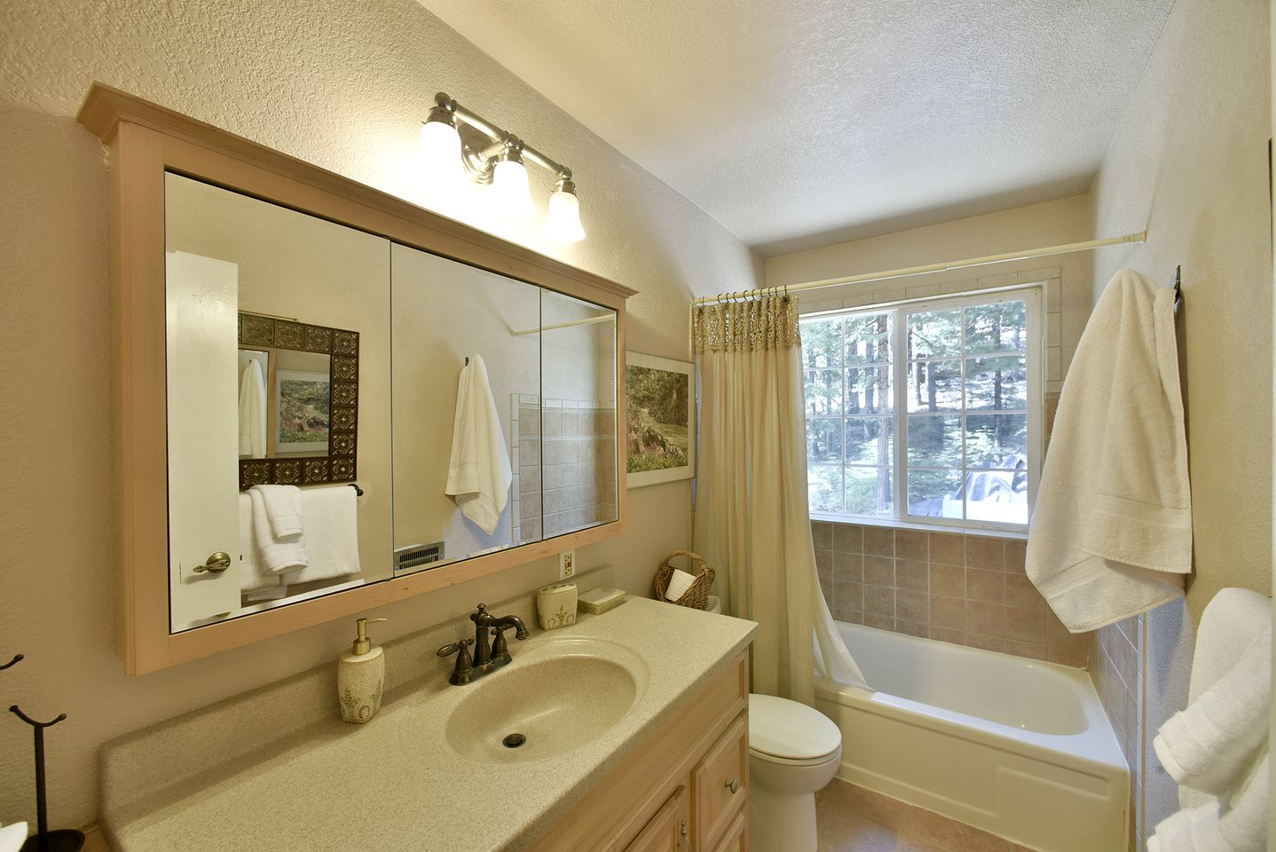 Wonderful Cabin with Hot-tub and Barbecue in Black Butte Ranch, California