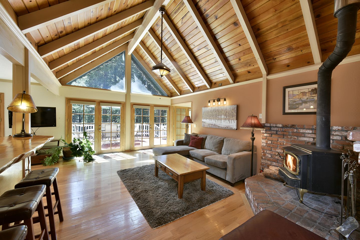 Wonderful Cabin with Hot-tub and Barbecue in Black Butte Ranch, California