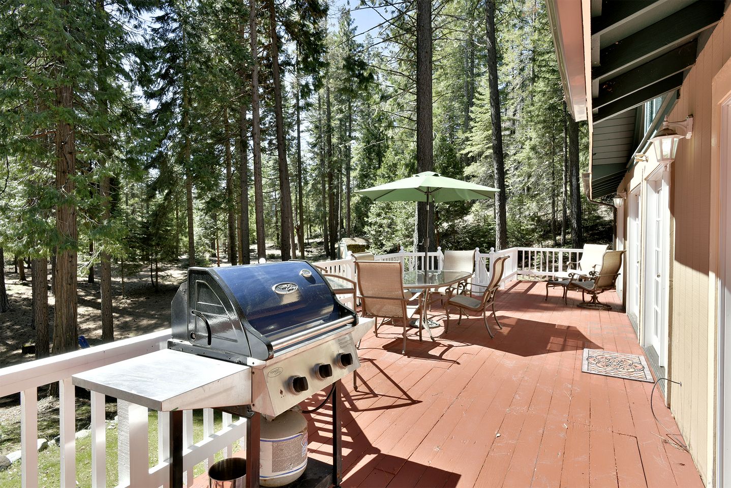 Wonderful Cabin with Hot-tub and Barbecue in Black Butte Ranch, California