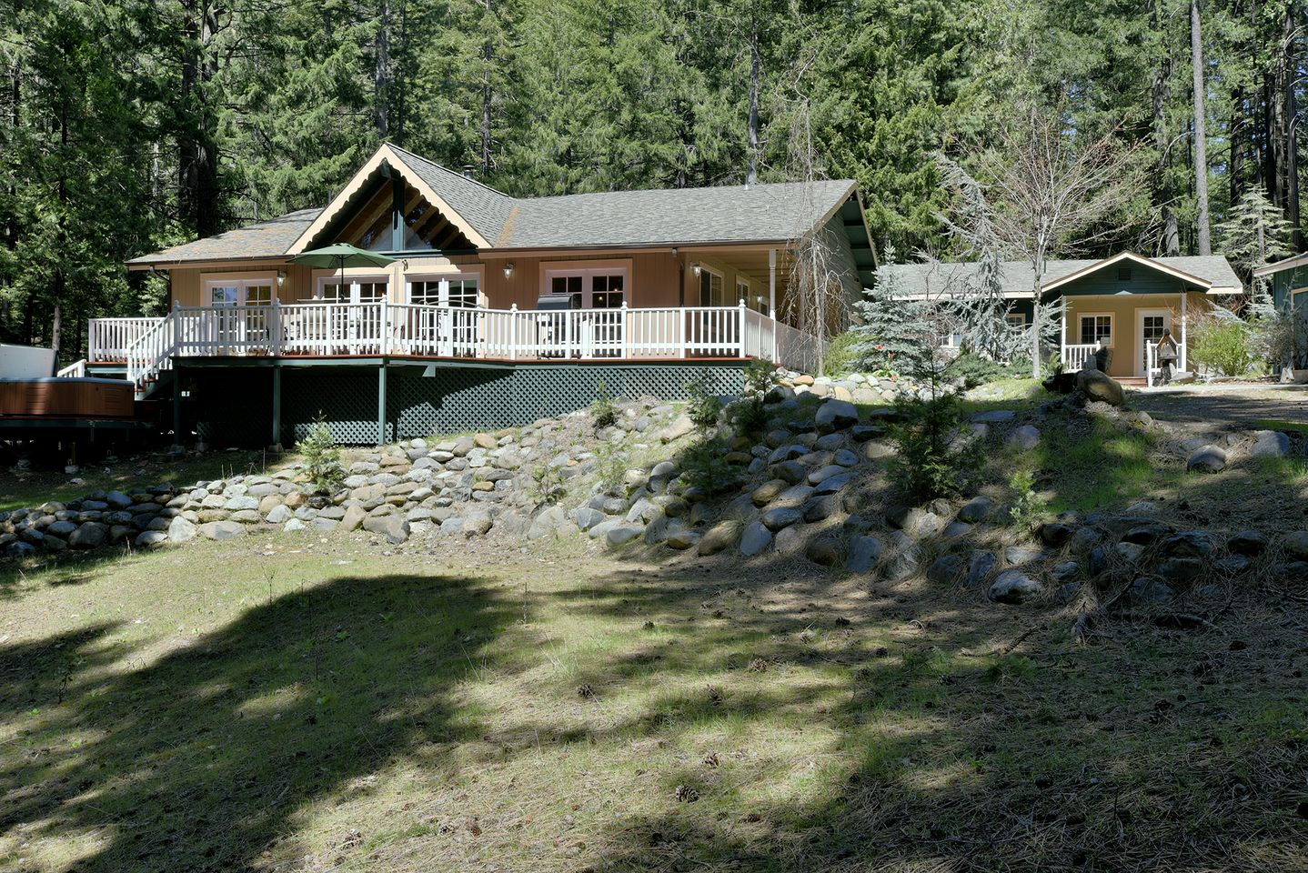 Wonderful Cabin with Hot-tub and Barbecue in Black Butte Ranch, California