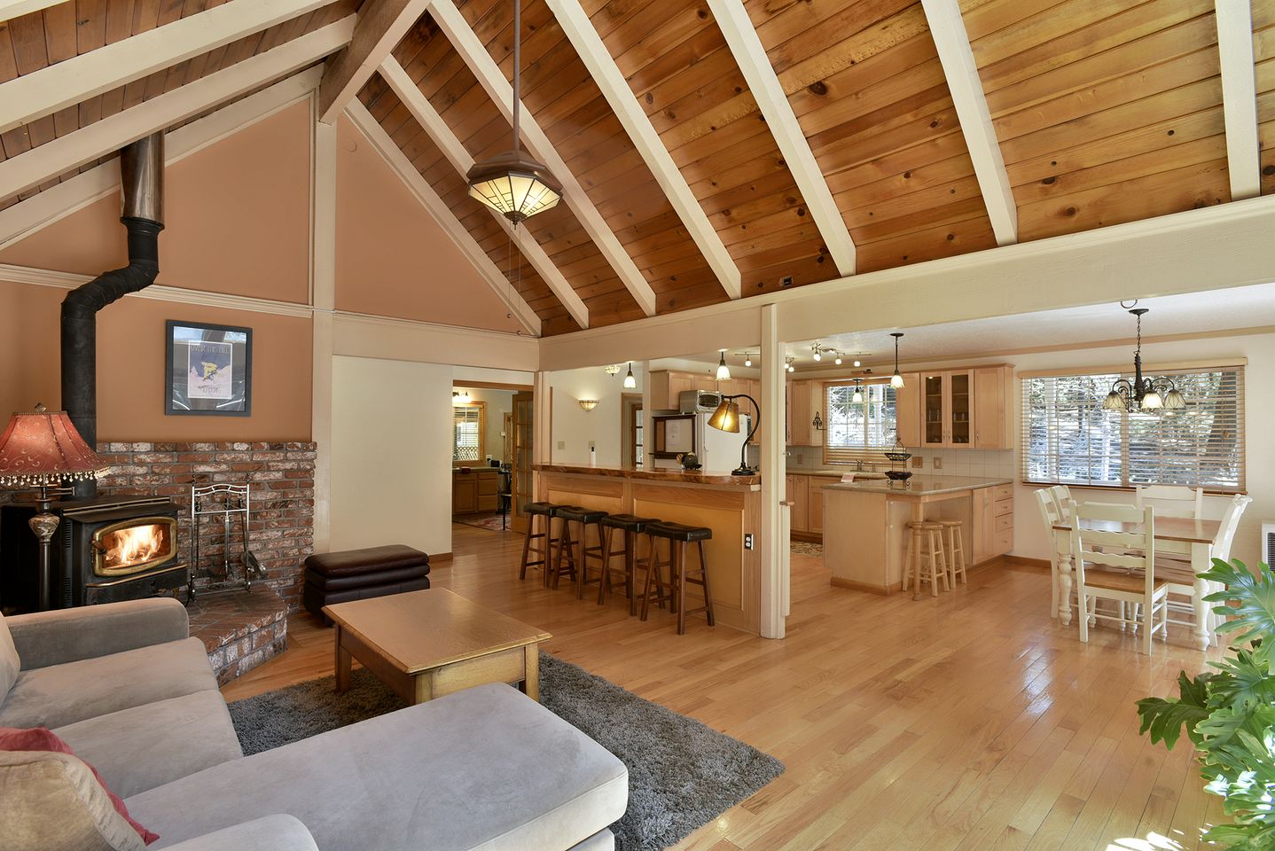 Wonderful Cabin with Hot-tub and Barbecue in Black Butte Ranch, California