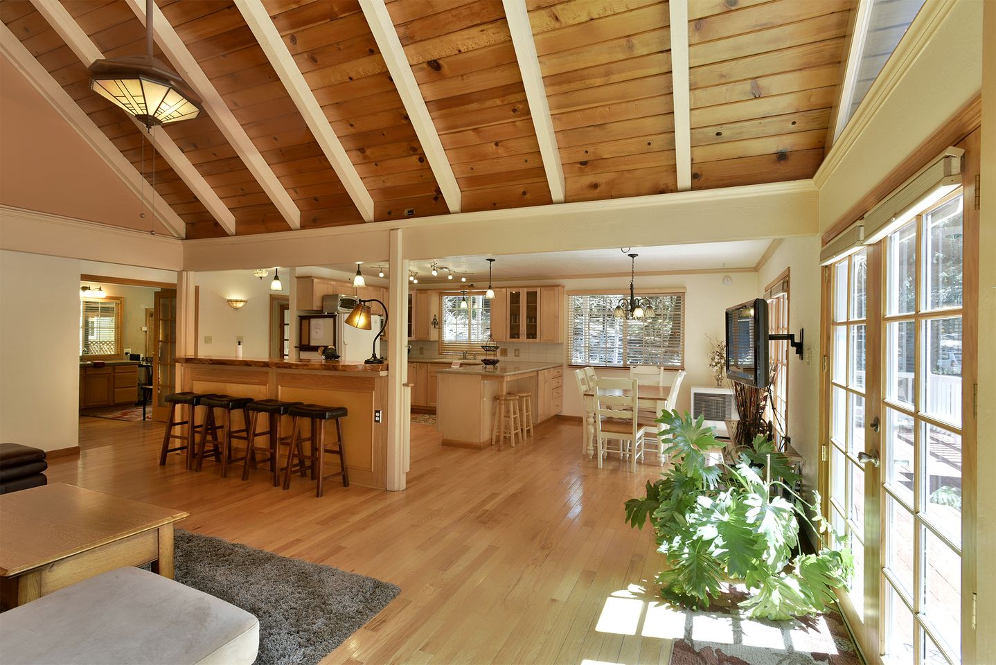 Wonderful Cabin with Hot-tub and Barbecue in Black Butte Ranch, California