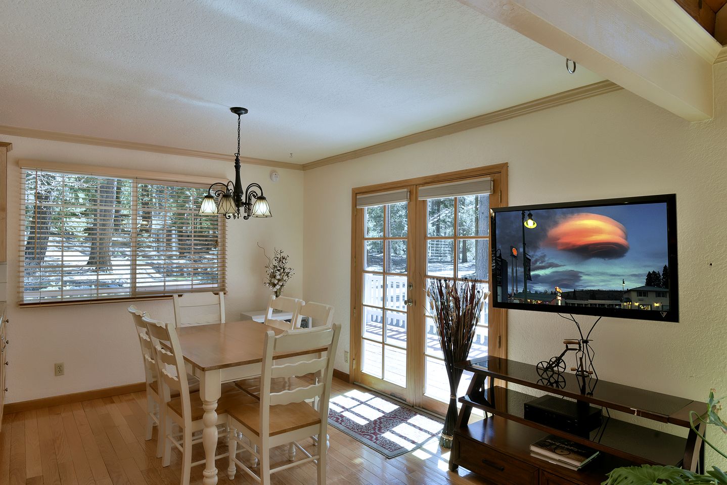 Wonderful Cabin with Hot-tub and Barbecue in Black Butte Ranch, California