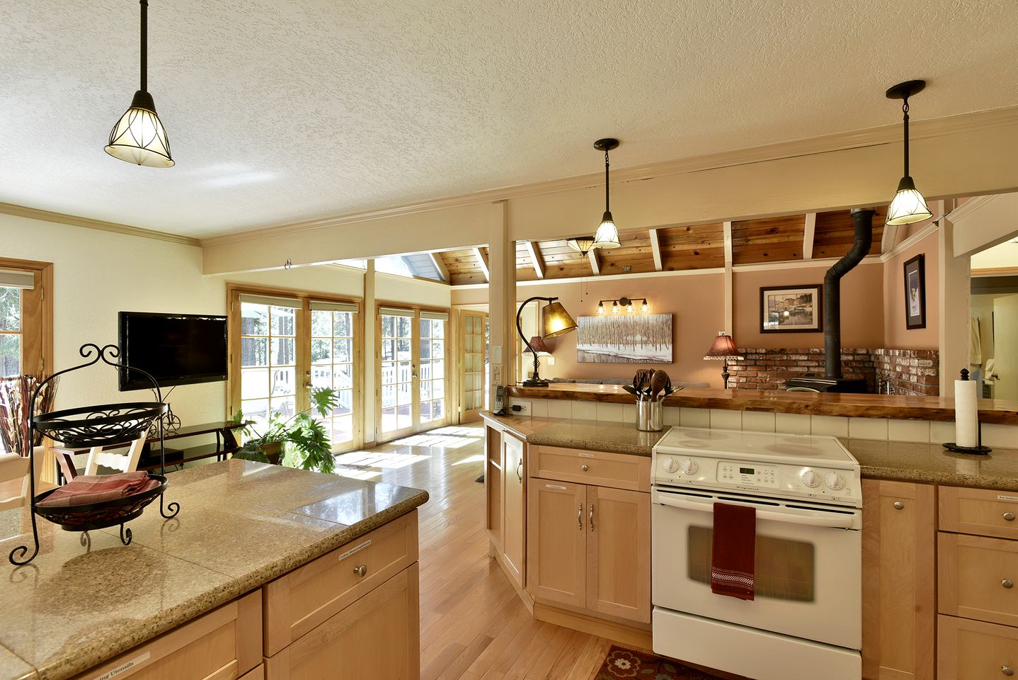 Wonderful Cabin with Hot-tub and Barbecue in Black Butte Ranch, California