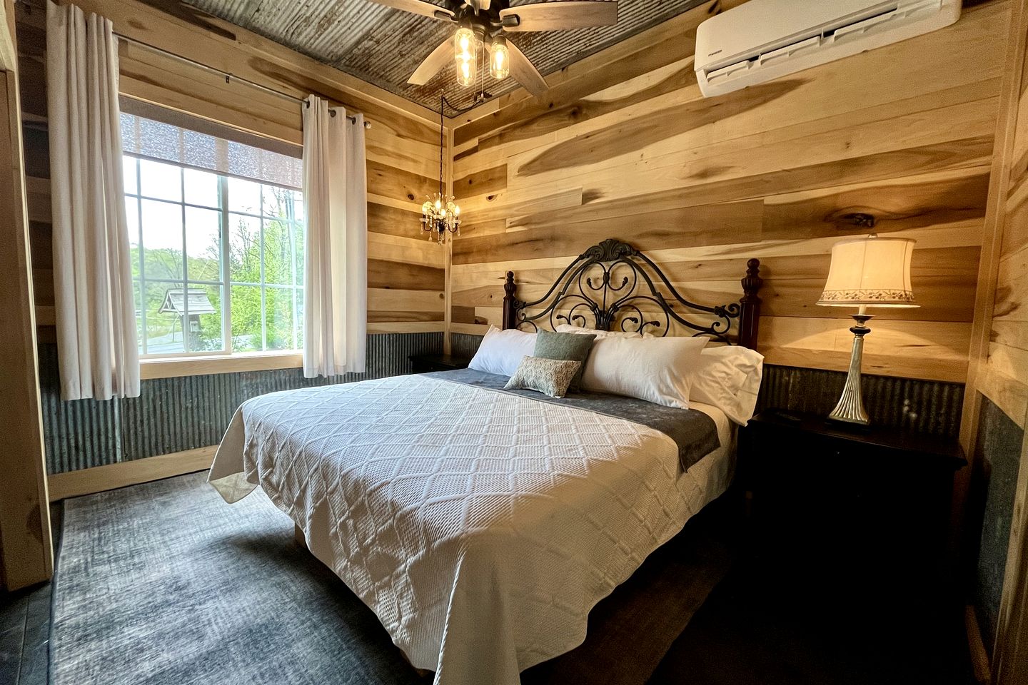 Romantic Lakefront Cabin with Private Hot Tub Near Lake of Egypt | Tunnel Hill, Illinois