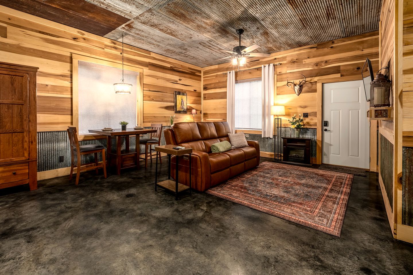 Romantic Lakefront Cabin with Private Hot Tub Near Lake of Egypt | Tunnel Hill, Illinois