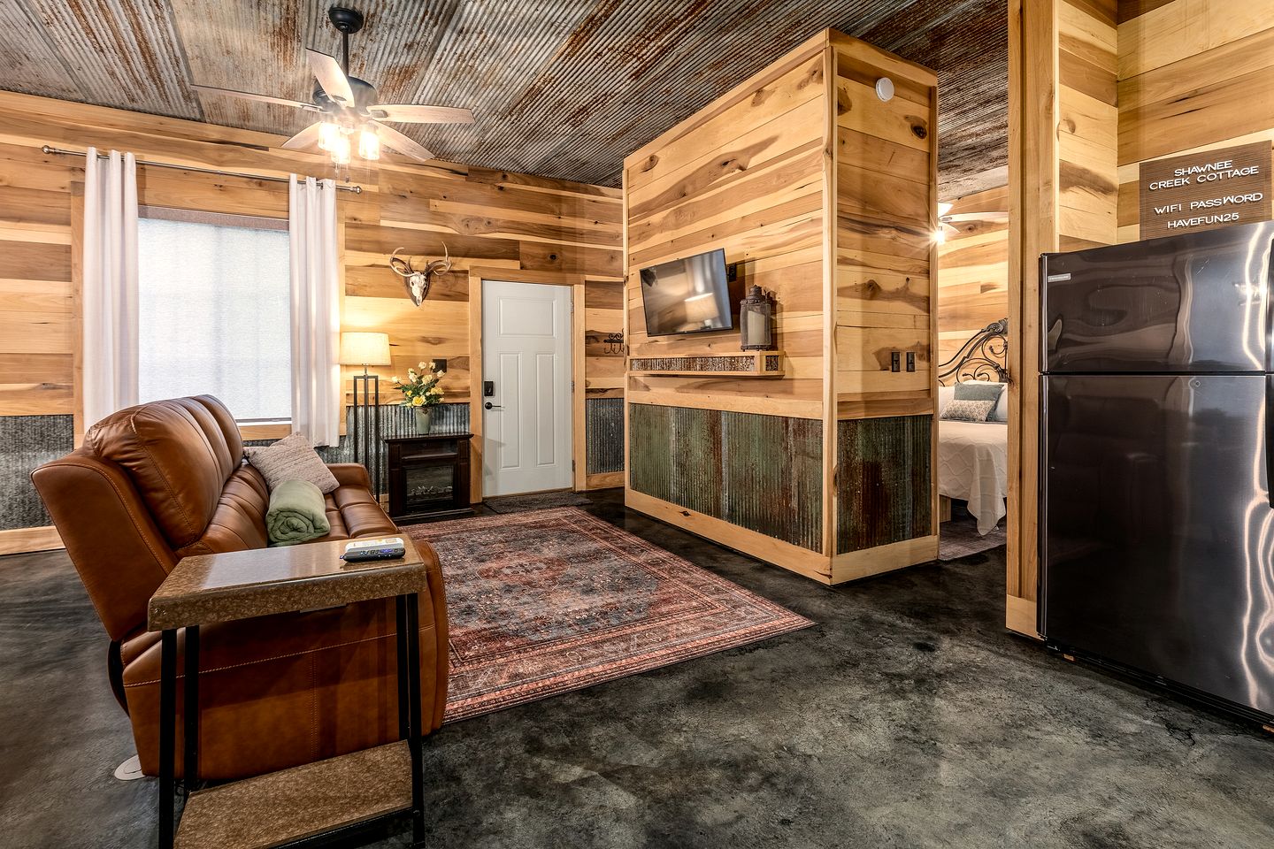 Romantic Lakefront Cabin with Private Hot Tub Near Lake of Egypt | Tunnel Hill, Illinois