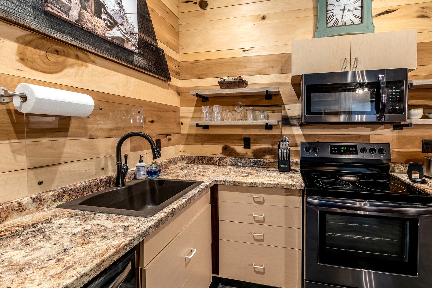 Romantic Lakefront Cabin with Private Hot Tub Near Lake of Egypt | Tunnel Hill, Illinois