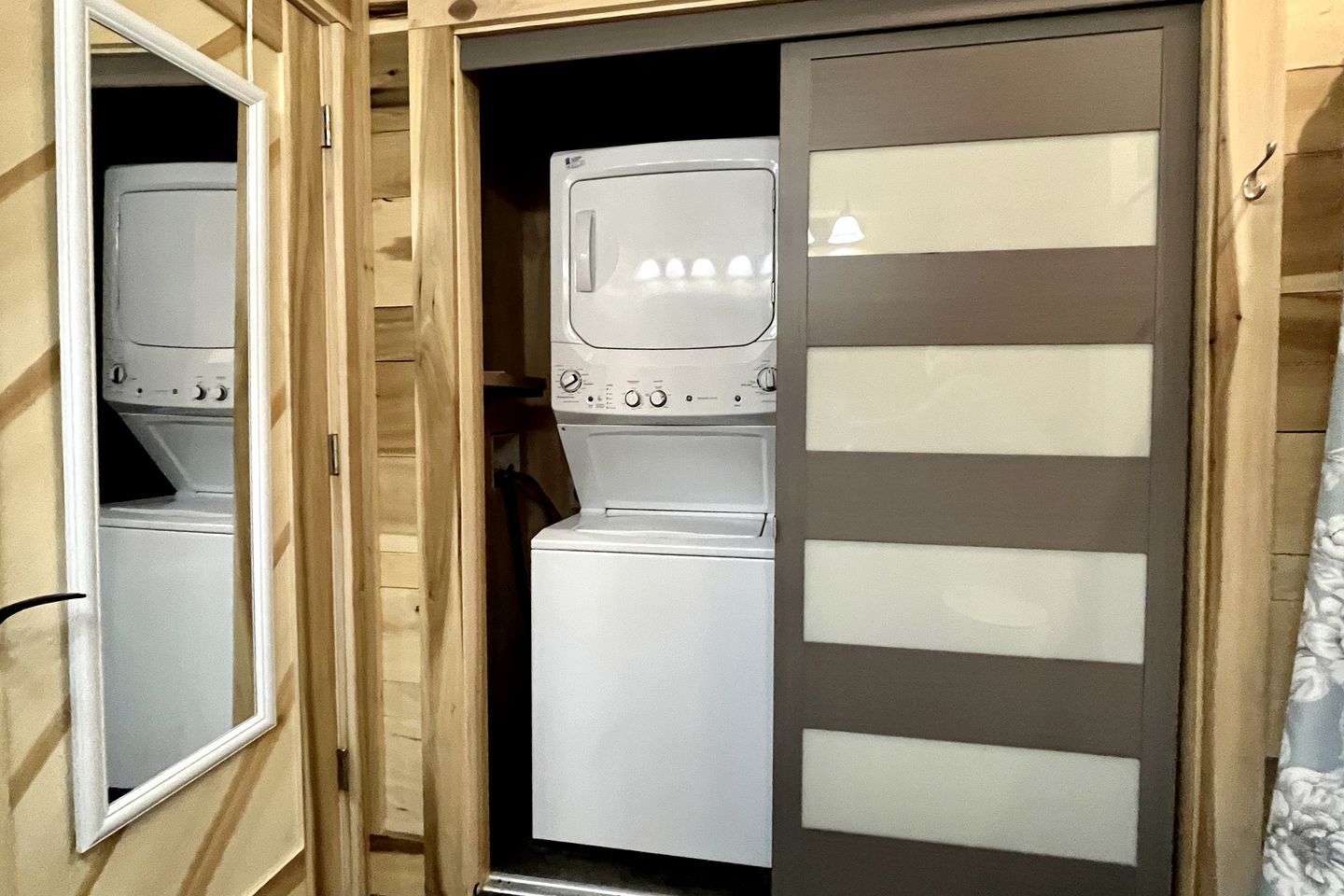 Romantic Lakefront Cabin with Private Hot Tub Near Lake of Egypt | Tunnel Hill, Illinois