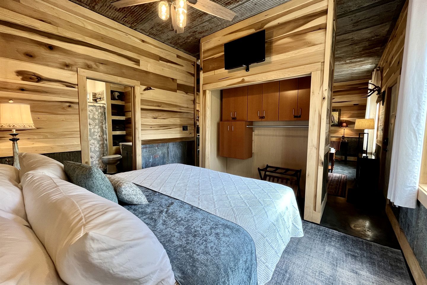 Romantic Lakefront Cabin with Private Hot Tub Near Lake of Egypt | Tunnel Hill, Illinois