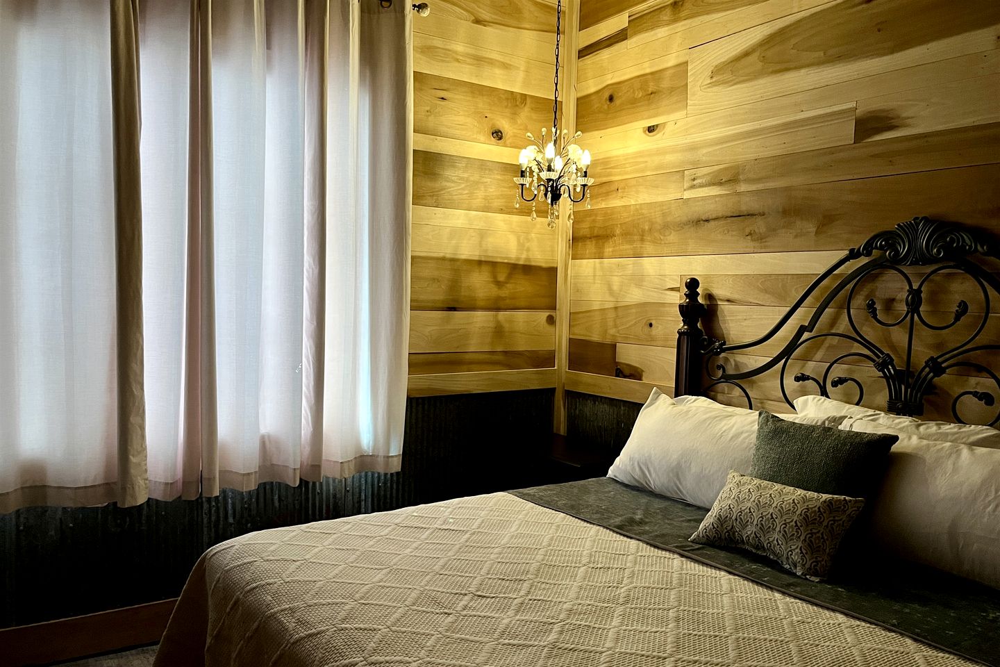 Romantic Lakefront Cabin with Private Hot Tub Near Lake of Egypt | Tunnel Hill, Illinois