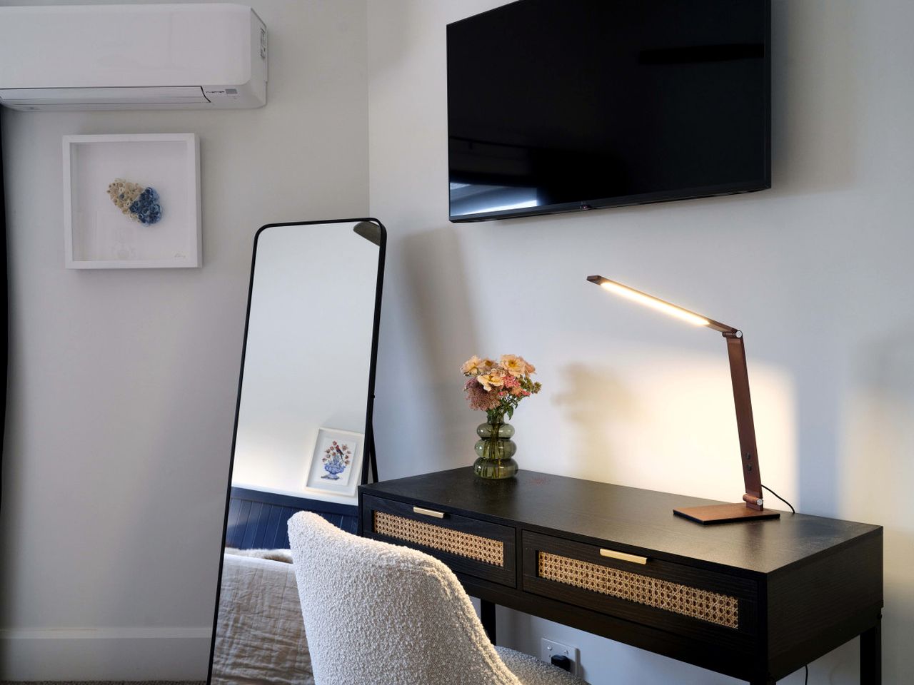 Luxury Cellar Door Accommodation with Heated Bathroom Near Wineries | Mudgee, NSW