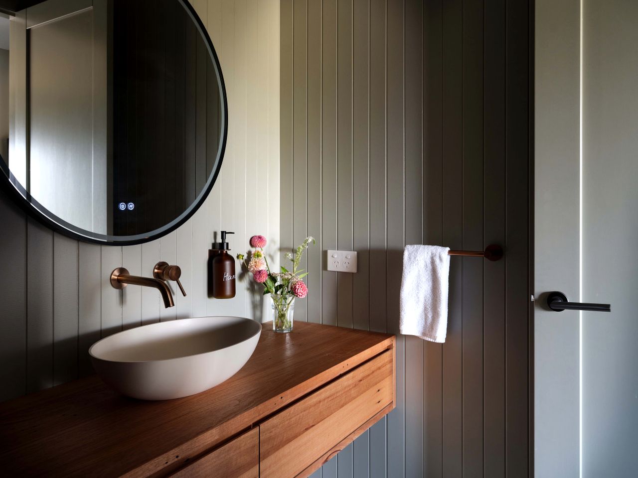 Luxury Pet-Friendly Villa with Heated Bathrooms & Full Kitchen Near Wineries in Mudgee, New South Wales